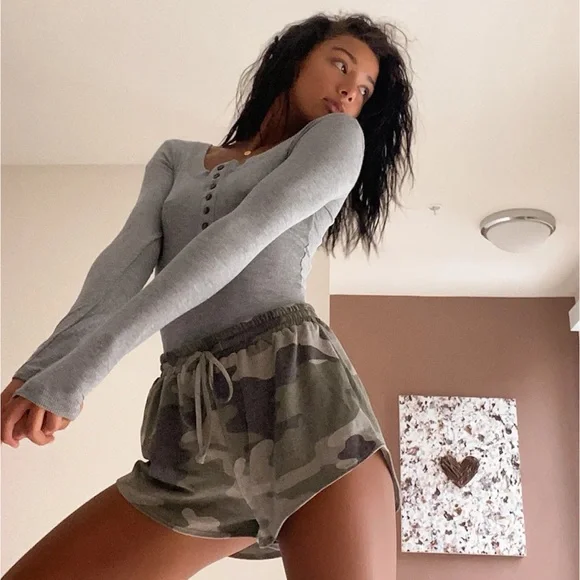 Lulus Simply the Best Heather Grey Long Sleeve Button-Front Bodysuit Size M - Picture 2 of 14